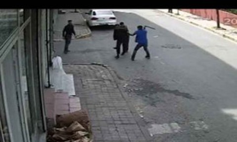 Sokak ortasında döner bıçaklı gasp-Video