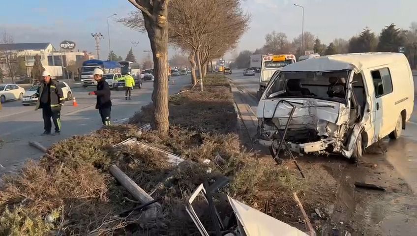 Konya'da Minibüs Direğe Çarptı: 2 Yaralı