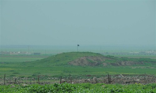 IŞİD Türkiye sınırına bayrak dikti